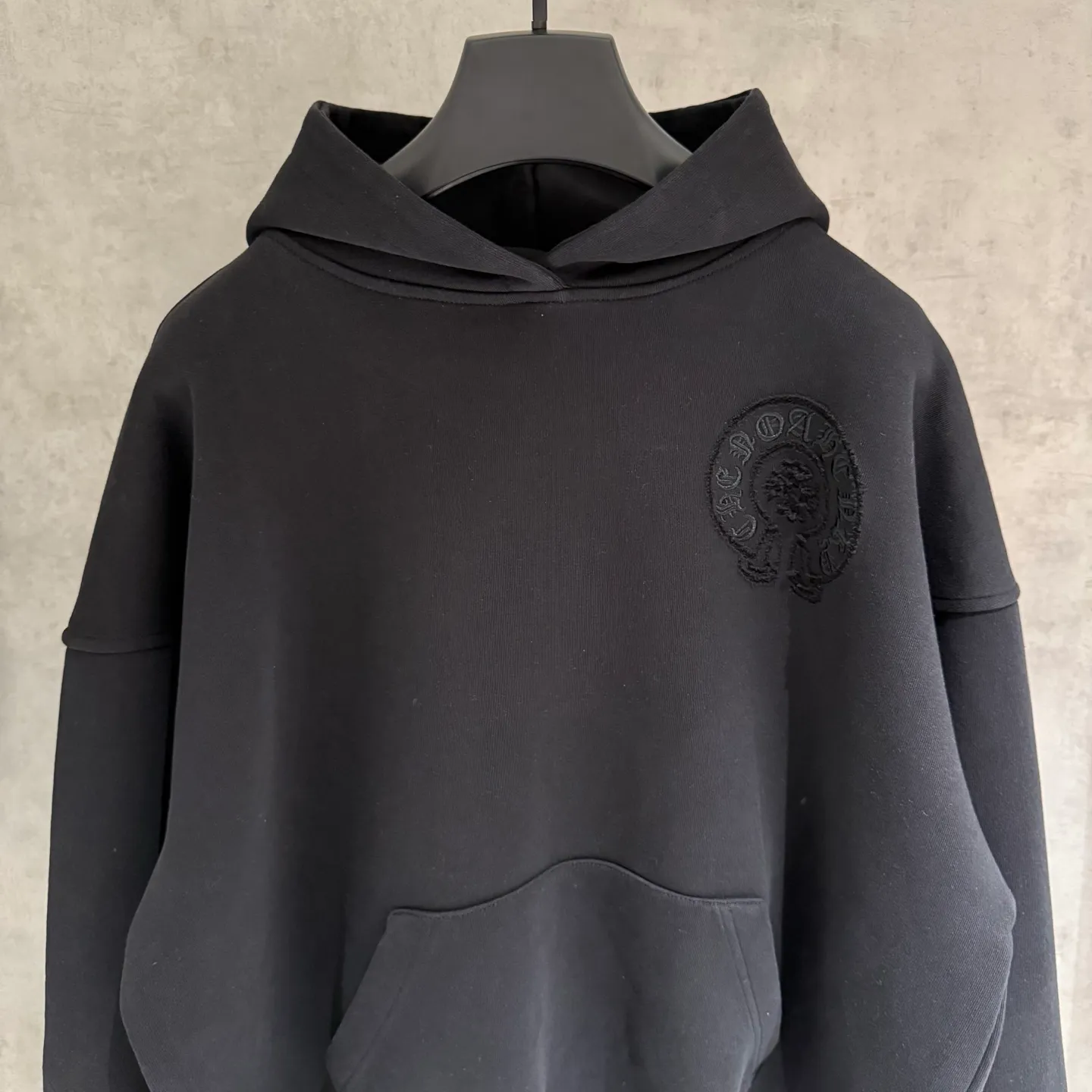 🅿️410 [Strict quality control] CH Croixin's new long-sleeved hooded sweatshirt. The fabric is made of heavy 480g double yarn fabric. Garment washing. Laser burning of the front and back panels. Garment washing. Loose fit. The fabric is stiff and stylish. It does not deform or shrink. Color: black, white, floral gray. Size: M-2xl